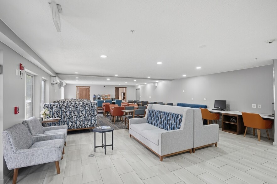 More Photos Of 10680 S Auto Mall Dr, Sandy Hotel For Sale