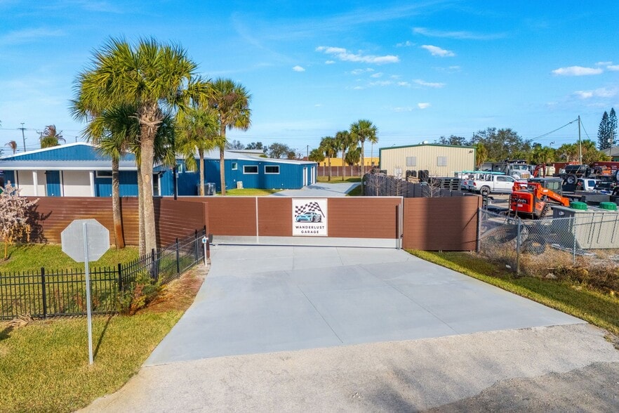 More Photos Of 1301 Morningside Dr, Melbourne Warehouse For Sale