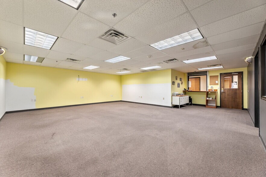 More Photos Of 940 N I-35 E, Lancaster Auto Dealership For Lease