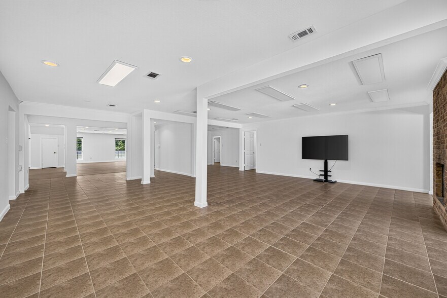 More Photos Of 26214 Hunter Ln, Katy Light Distribution For Lease