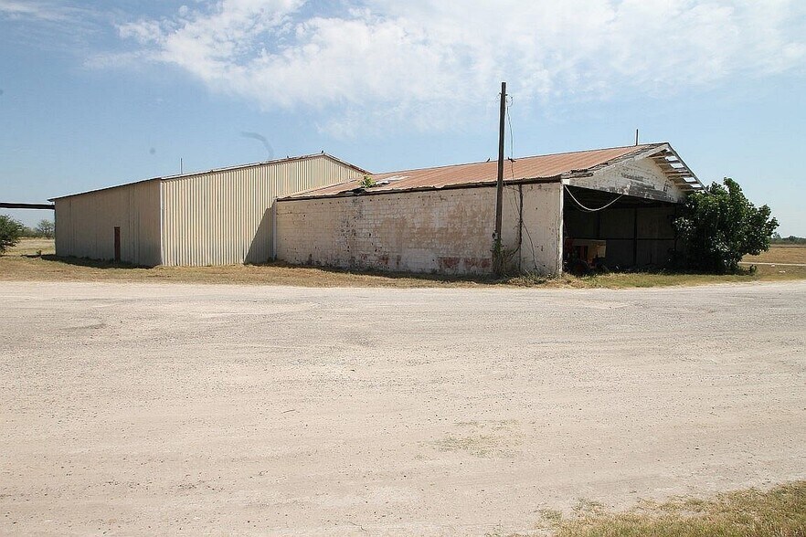 More Photos Of 0000 N. FM 1425, Mercedes Airplane Hangar For Sale