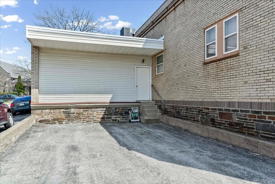 More Photos Of 101 E Darby Rd, Havertown Office For Sale