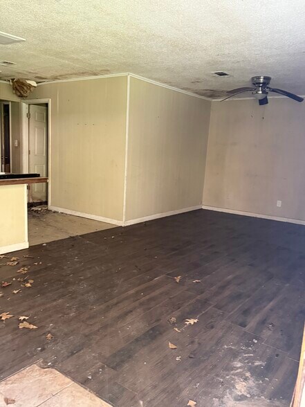 More Photos Of 207-209 Carl St, Leesville Apartments For Sale