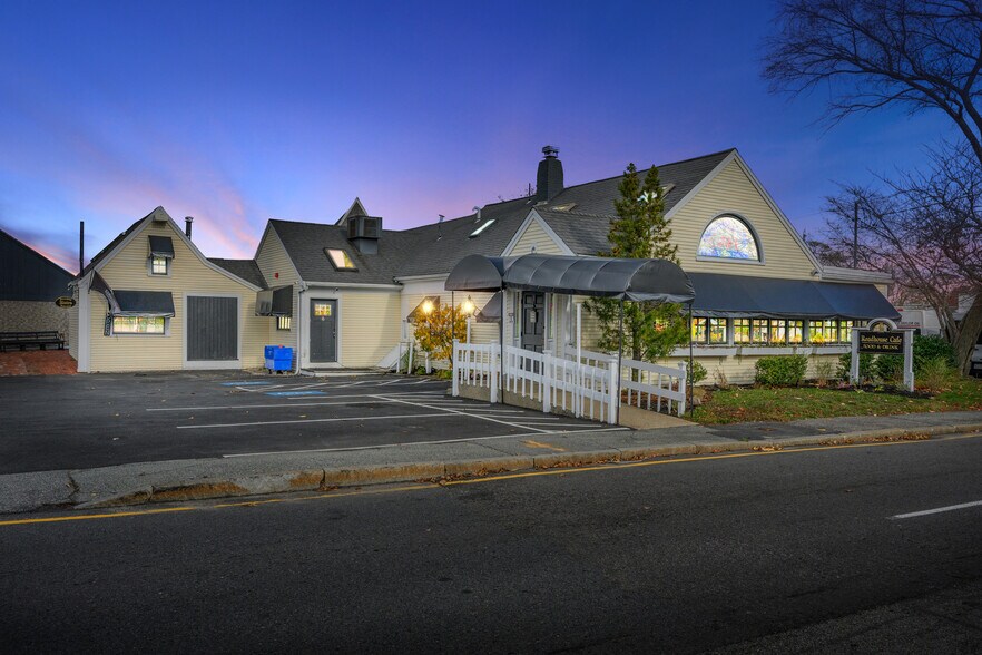 More Photos Of 488 South St, Hyannis Restaurant For Sale