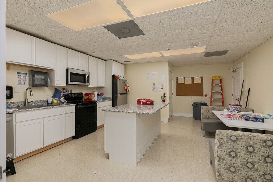 More Photos Of 500 W Daniels St, Ozark Office For Sale