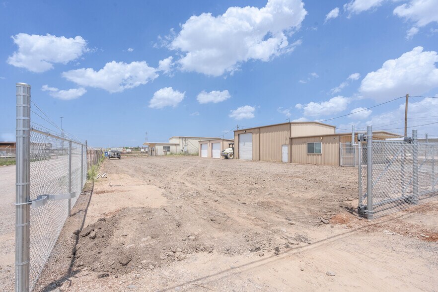 More Photos Of 1304A Dayton Rd, Midland Warehouse For Lease