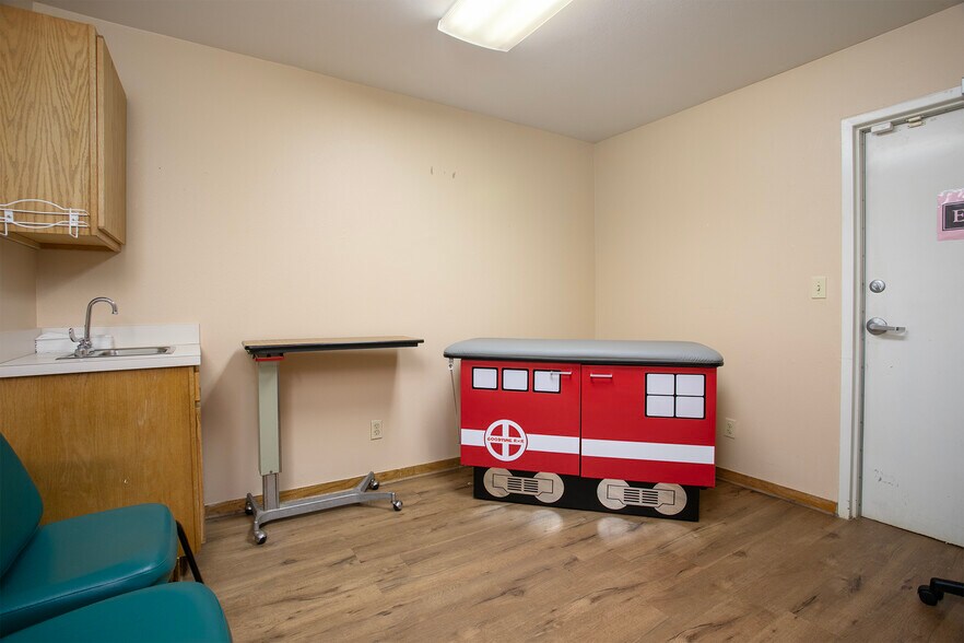 More Photos Of 707 N Waldrip St, Grand Saline Hospital For Lease