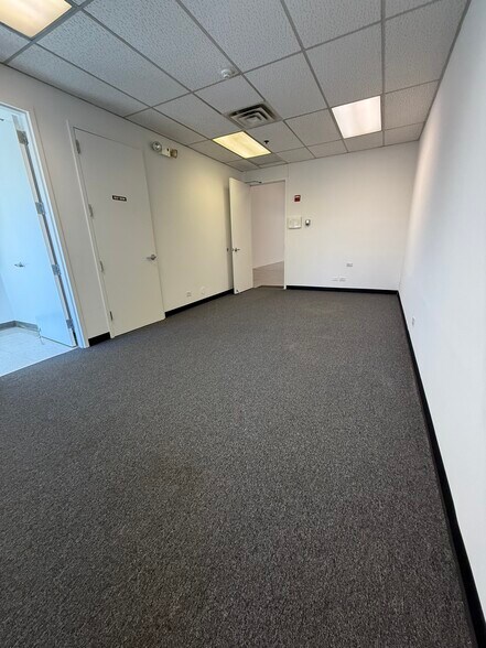 More Photos Of 351-425 Country Club Dr, Bensenville Warehouse For Lease