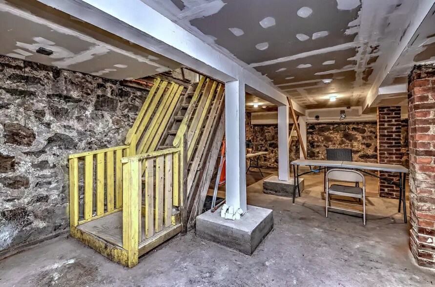 More Photos Of 420-428 Pembroke St, Bridgeport General Retail For Sale