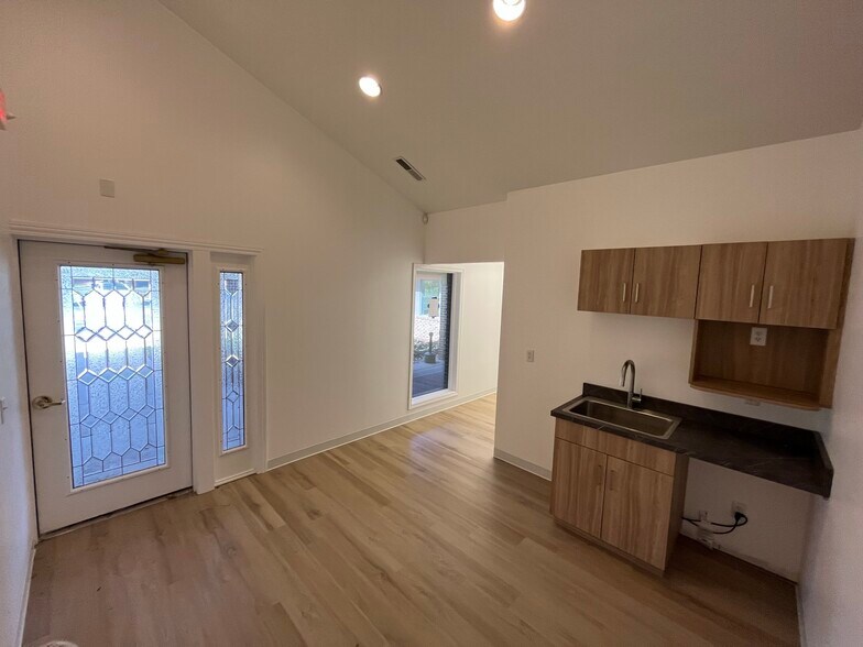 More Photos Of 5770 Nimtz Pky, South Bend Loft Creative Space For Lease