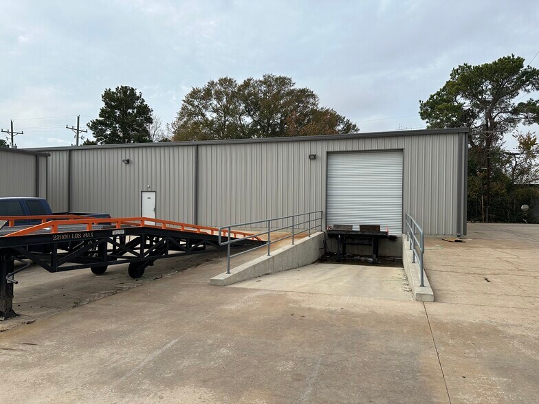 More Photos Of 2614 Industrial Ln, Conroe Warehouse For Sale