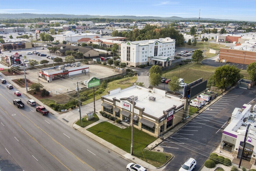 More Photos Of 7308 Shallowford Rd, Chattanooga Storefront Retail Office For Lease