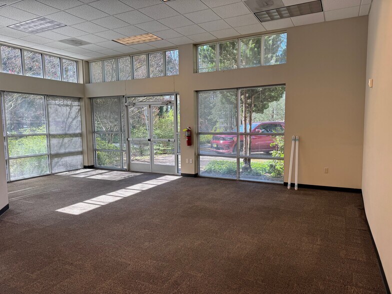More Photos Of 6455 Lakeview Blvd, Lake Oswego Flex For Sale