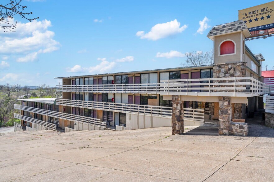 More Photos Of 1900 W 76 Country Blvd, Branson Hotel For Sale