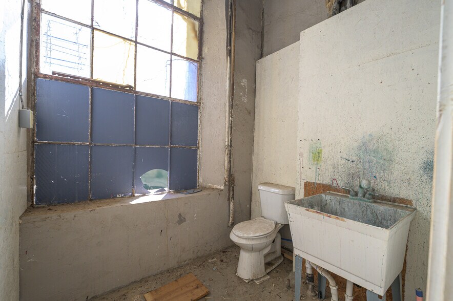 More Photos Of 116 W Woodard St, Denison Flex For Sale