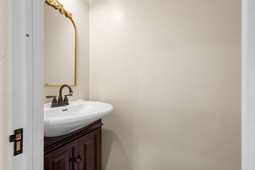 More Photos Of 8519 Chestnut Ave, Bowie Storefront For Sale