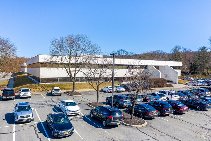 More Photos Of 354 Eisenhower Pky, Livingston Office For Lease