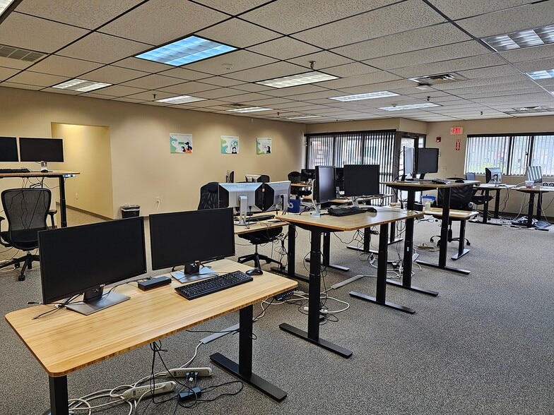 More Photos Of 45-61 Commerce Way, Woburn Research And Development For Lease