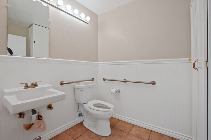 More Photos Of 1911 Carnegie Ave, Santa Ana Warehouse For Lease