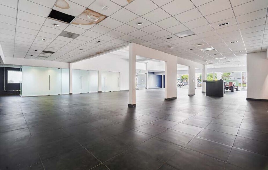 More Photos Of 21326 Ventura Blvd, Woodland Hills Storefront Retail Office For Lease