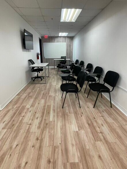 More Photos Of 7075 Kingspointe Pky, Orlando Showroom For Sale