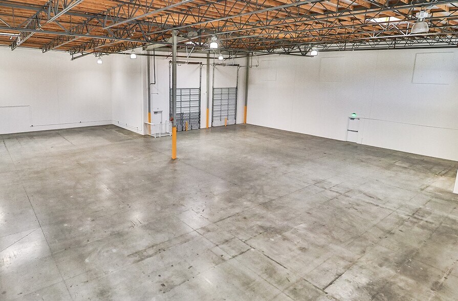 More Photos Of 14350 Arminta St, Panorama City Manufacturing For Lease