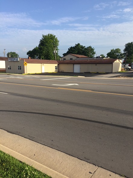 Primary Photo Of 318 E Broadway St, Shelbyville Light Manufacturing For Lease