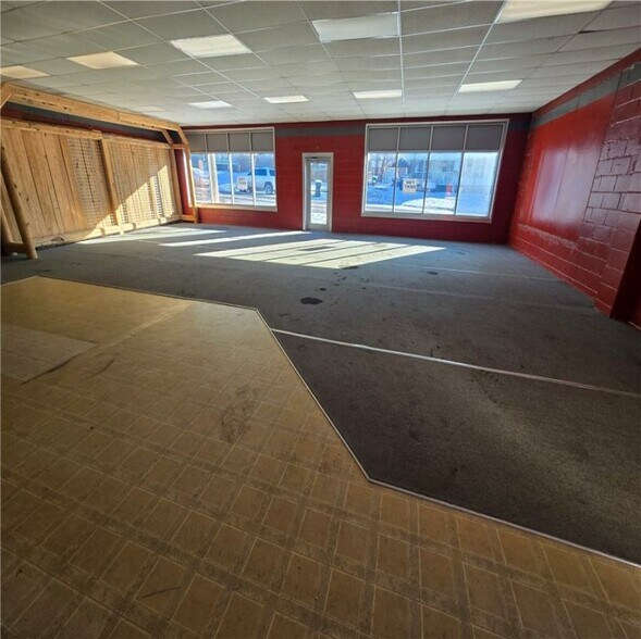 More Photos Of 302 N Silver St, Paola General Retail For Sale