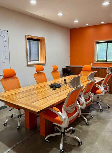 More Photos Of 326 Almedia Rd, Saint Rose Warehouse For Lease
