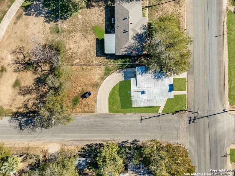 More Photos Of 702 Avenue H, Poteet Freestanding For Sale