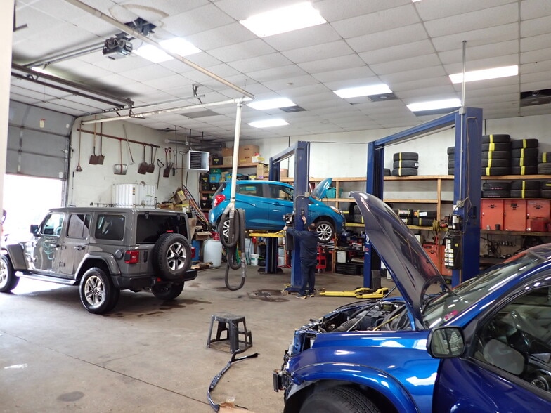 More Photos Of 2255 W Howard St, Chicago Auto Repair For Lease