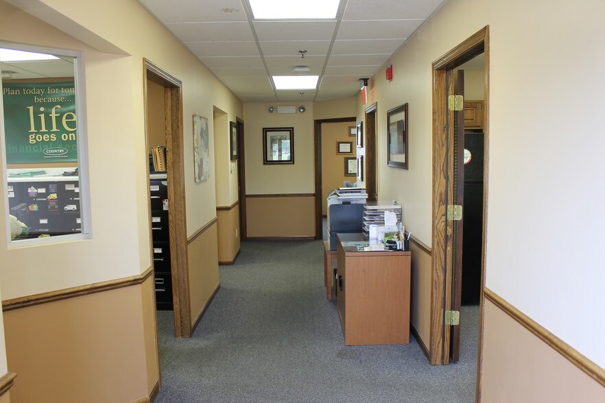 More Photos Of 421-425 Williamsburg Dr, Geneva Medical For Lease