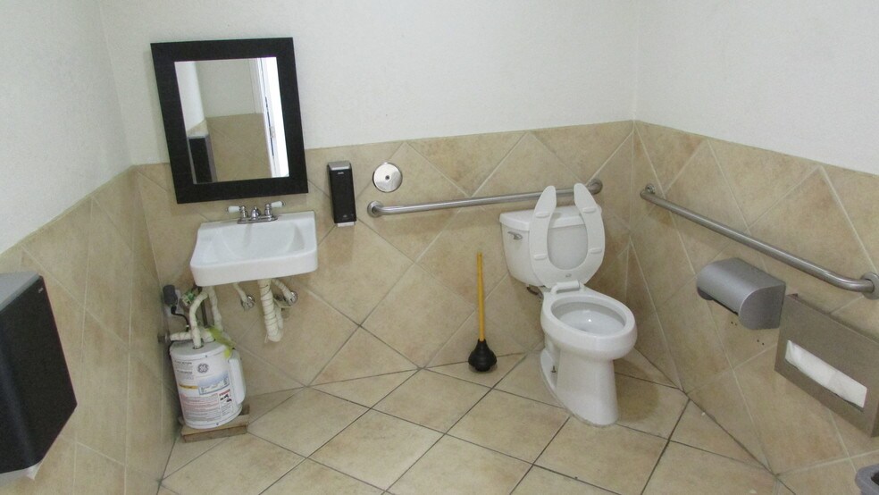 More Photos Of 9802-9804 Atlantic Ave, South Gate Restaurant For Lease
