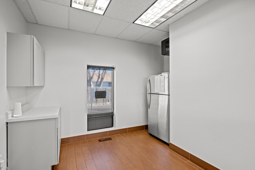 More Photos Of 4550 S Broadway, Englewood Showroom For Sale