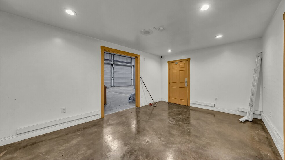 More Photos Of 221 Judd St, Weatherford Flex For Sale