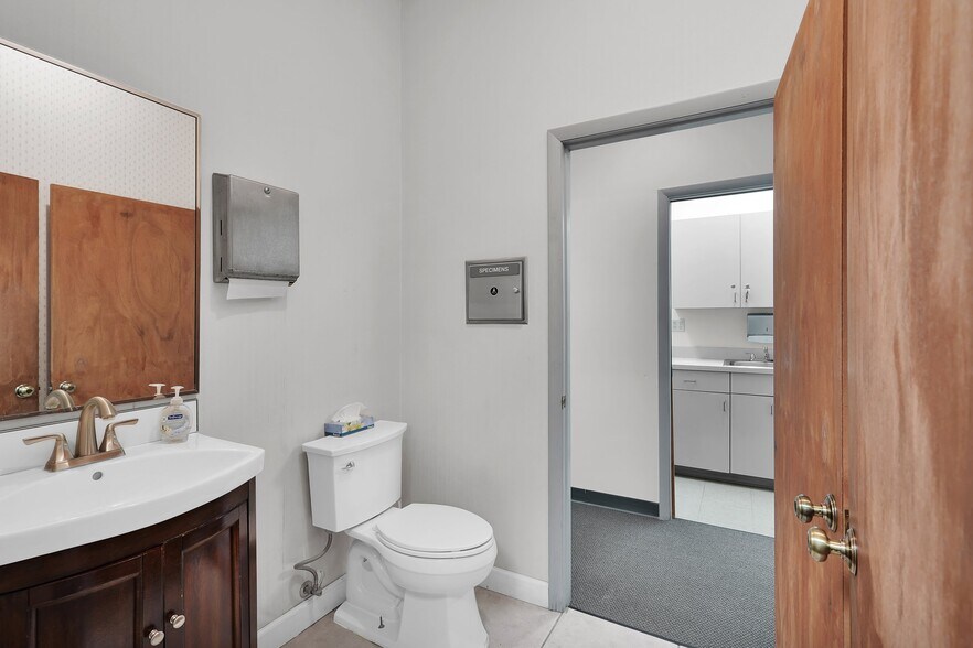 More Photos Of 3599 University Blvd S, Jacksonville Medical For Sale