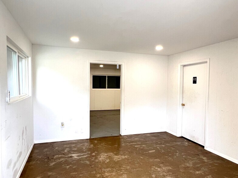 More Photos Of 1113 S 3rd St, Rogers Distribution For Lease