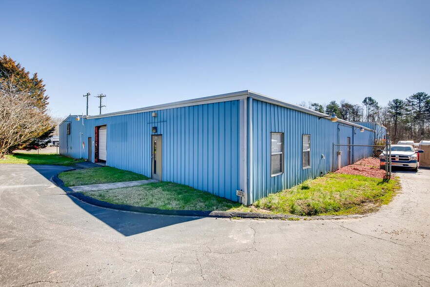 More Photos Of 400 Oakland Dr, Lowell Unknown For Lease