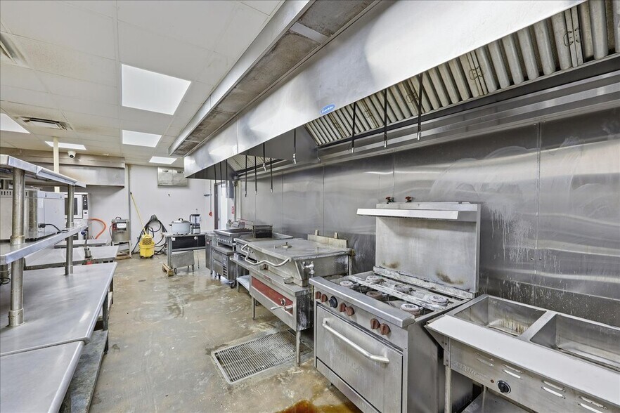 More Photos Of 3720 W Park Ave, Orange Flex For Sale