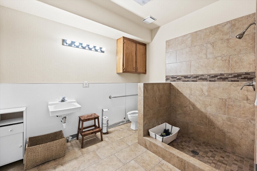 More Photos Of 205 E 18th St, Bakersfield Manufacturing For Sale