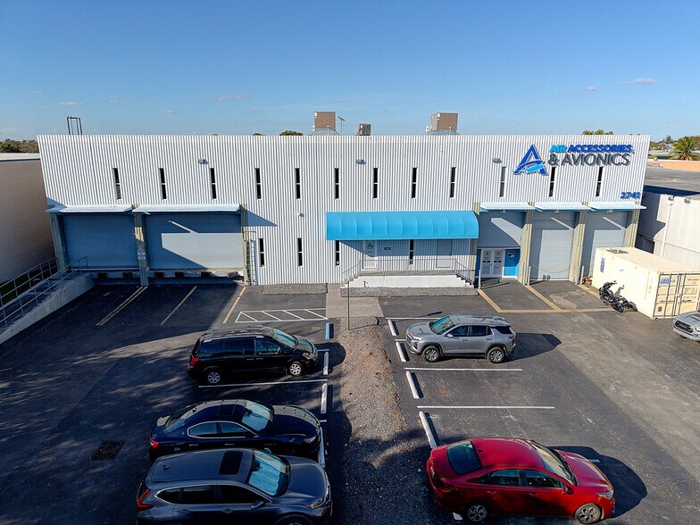 More Photos Of 2741 W 76th St, Hialeah Warehouse For Lease