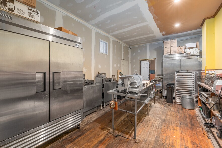 More Photos Of 30-32 Front St, Greenport Storefront Retail Residential For Sale