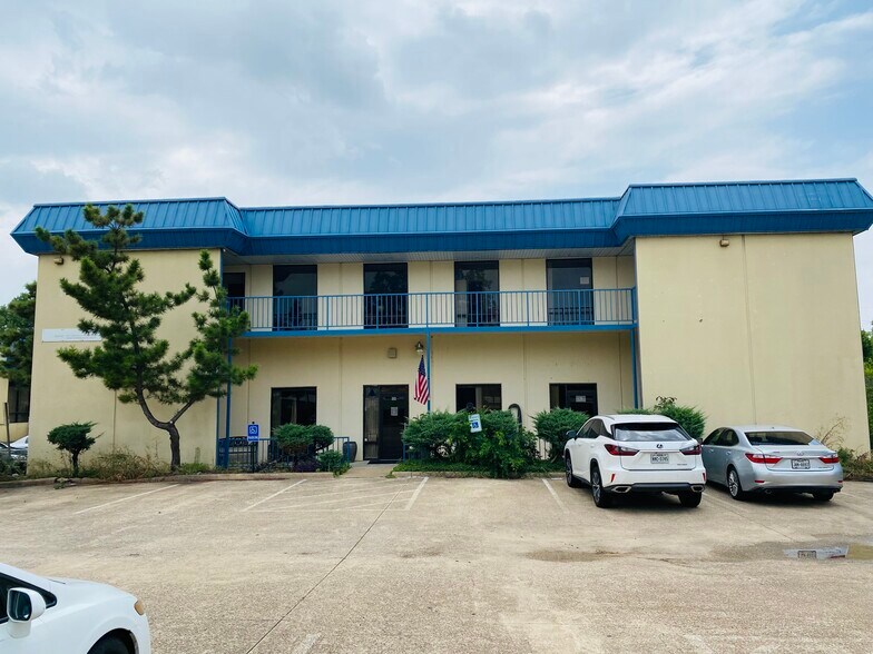 More Photos Of 1039 N Interstate 35E, Carrollton Research And Development For Lease