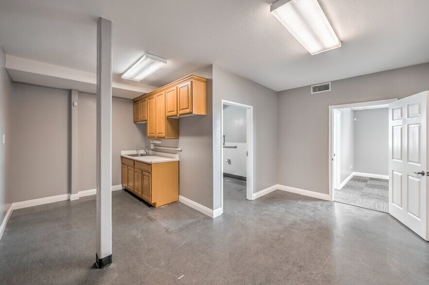 More Photos Of 5965 Harrison Dr, Las Vegas Warehouse For Lease