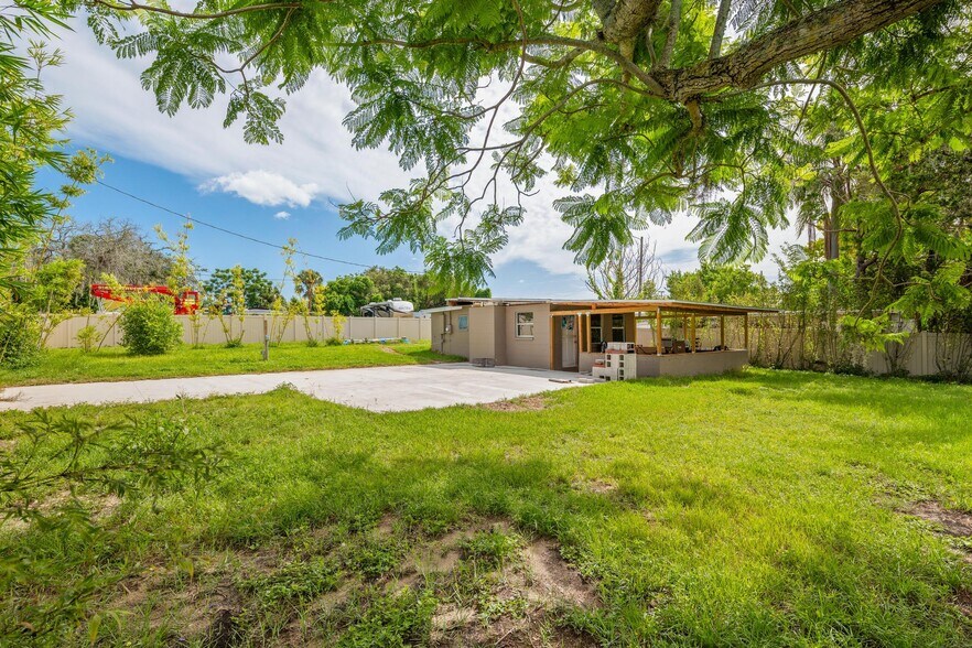 More Photos Of 4349 Louis Ave, Holiday Warehouse For Sale