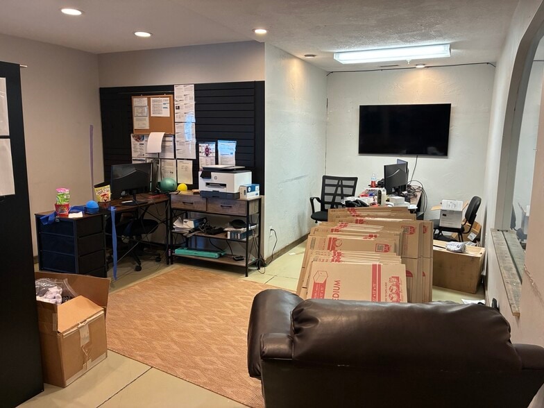 More Photos Of 461-489 W Parkland Dr, Sandy Warehouse For Lease
