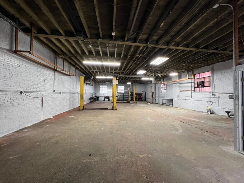 More Photos Of 984 Myrtle Ave, Brooklyn Auto Repair For Lease