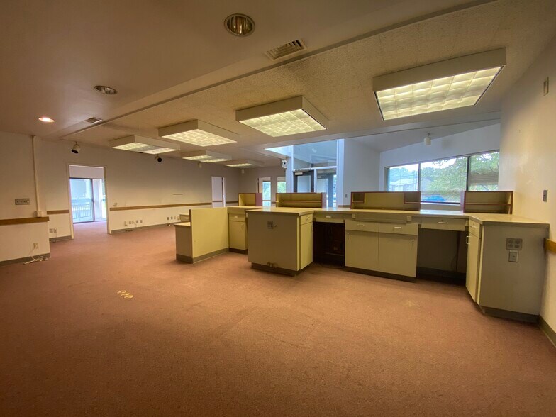More Photos Of 6225 SE Lake Rd, Portland Office For Sale