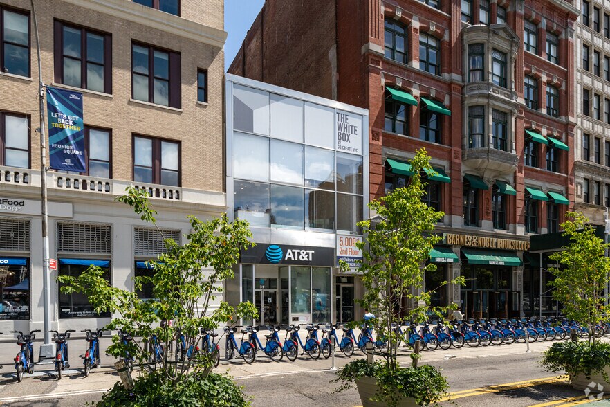 More Photos Of 31 E 17th St, New York Storefront For Lease