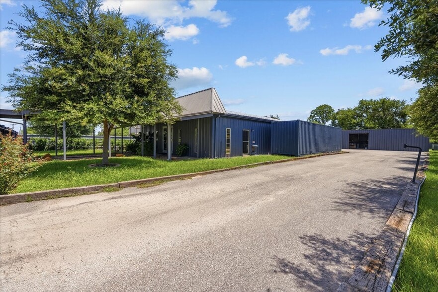 More Photos Of 2113 Garden Rd, Pearland Light Distribution For Sale